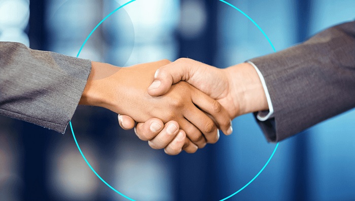Pessoas dando as mãos após reunião